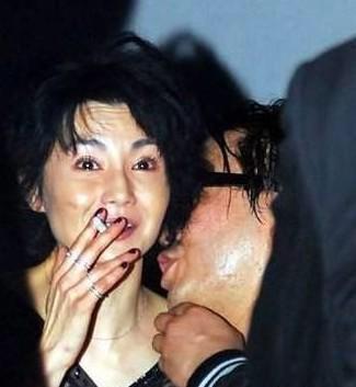 明星抽烟样子,明星抽烟瞬间，尽显独特魅力