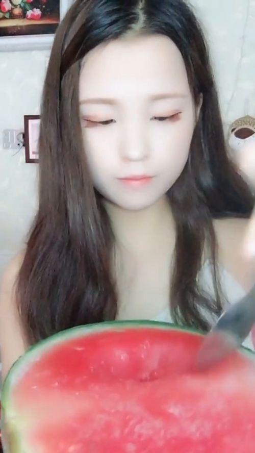 迷人小姐姐吃瓜,迷人小姐姐的甜蜜吃瓜日记