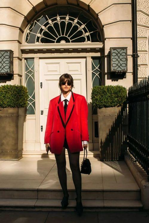 明星为啥穿红色西装