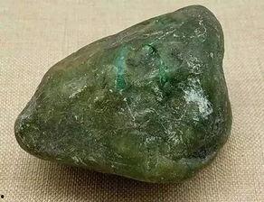危料翡翠原石怎么看,如何识别其独特生成特征